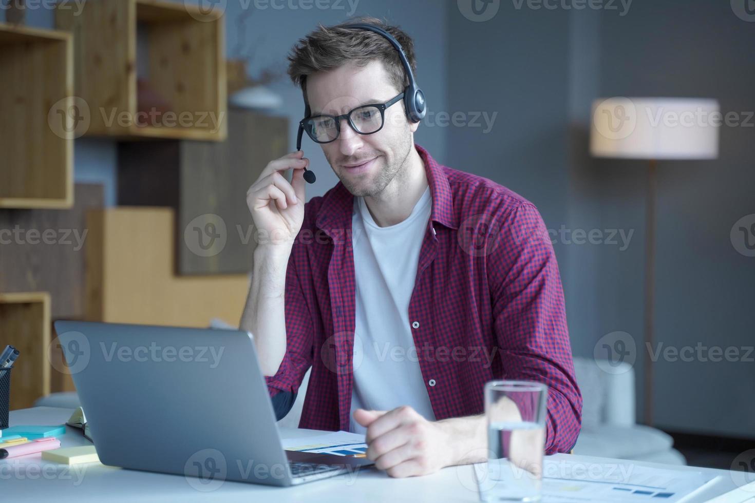 vänlig tysk kille call center agent konsult klient online foto