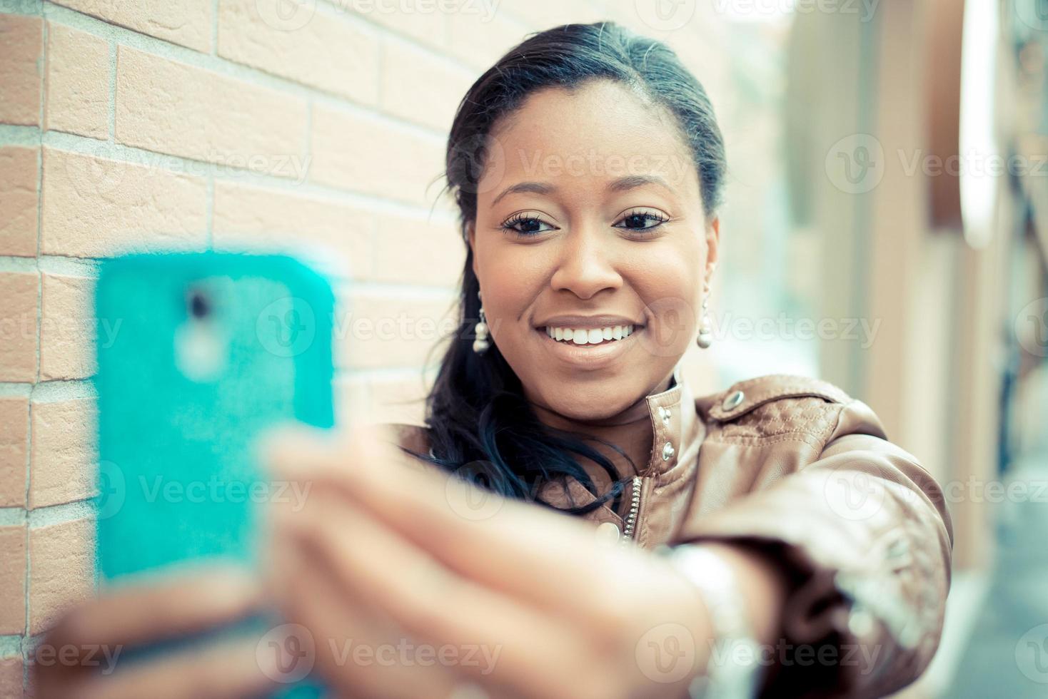 vacker afrikansk ung kvinna selfie foto