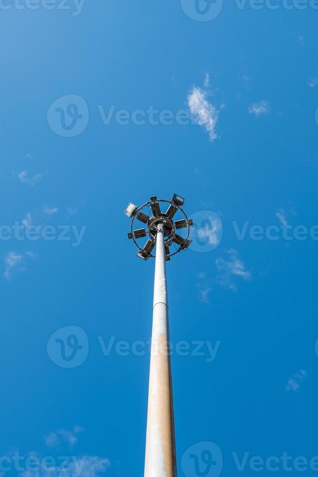 led lampstolpe under den klarblå himlen. foto