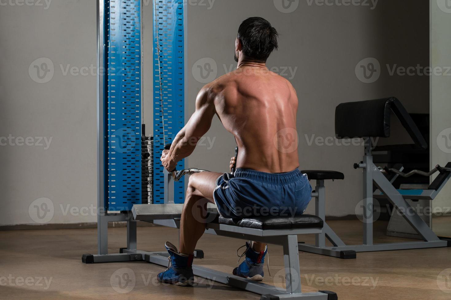fitnessidrottare som gör övning med tung vikt för ryggen foto