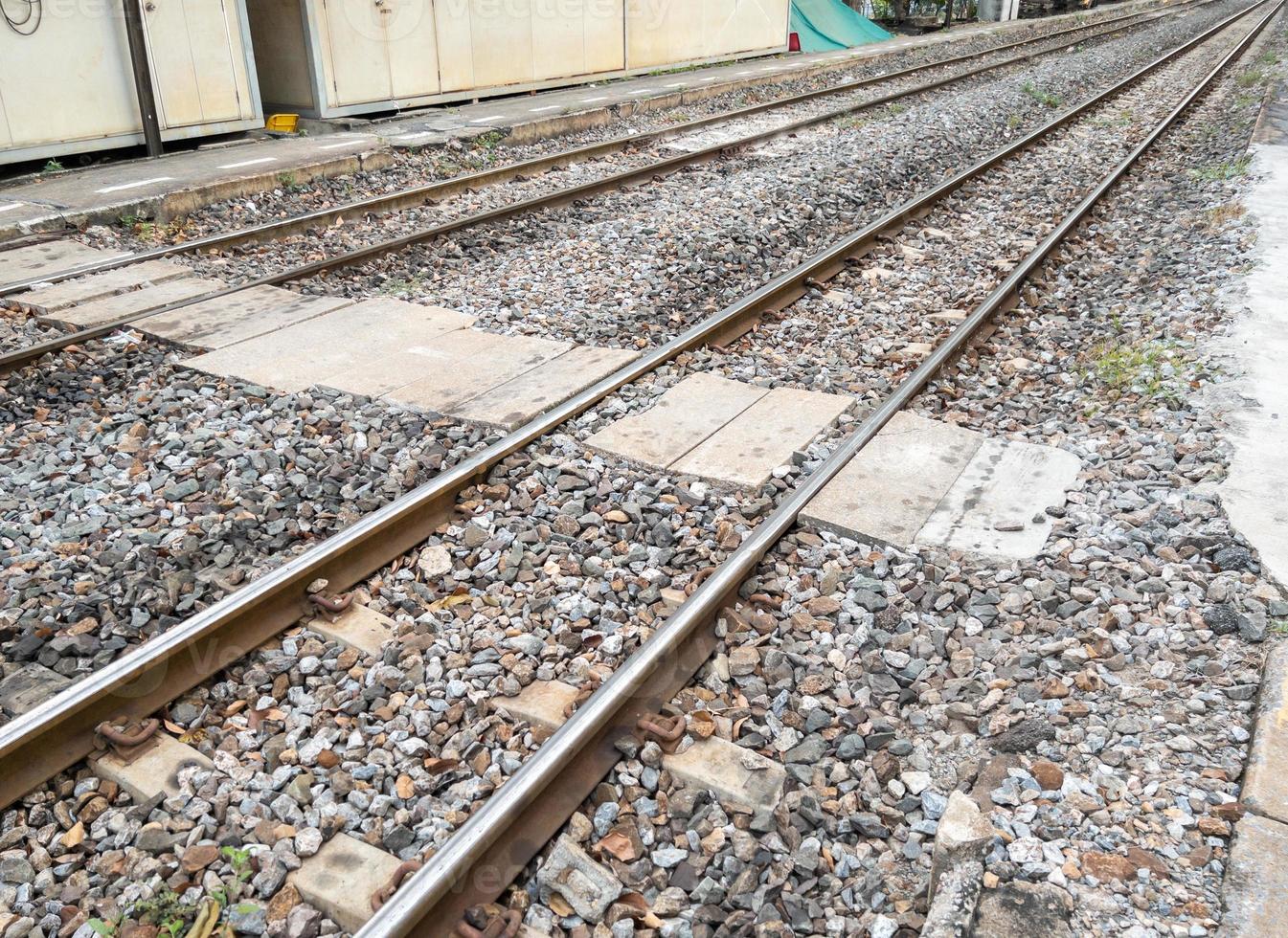 betongblocksbanan för korsning av järnvägsspåret mellan perrongen. foto