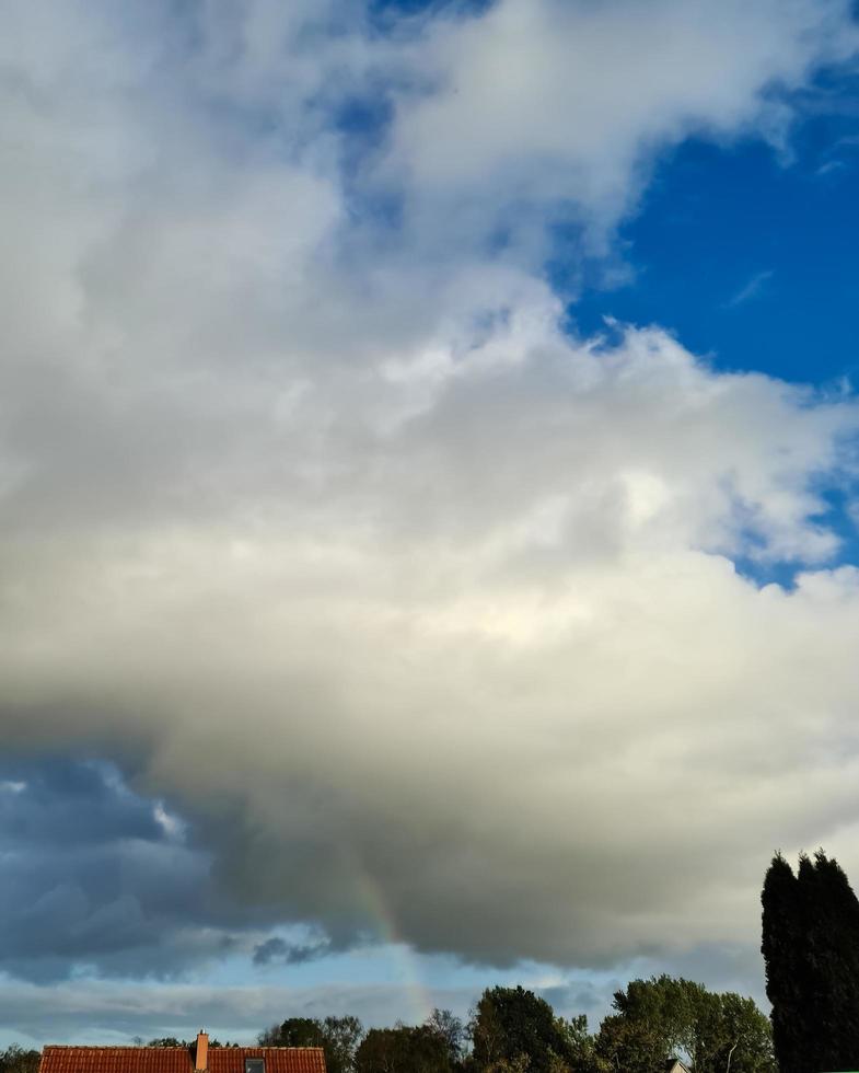 vackra fluffiga vita molnformationer på en djupblå sommarhimmel foto