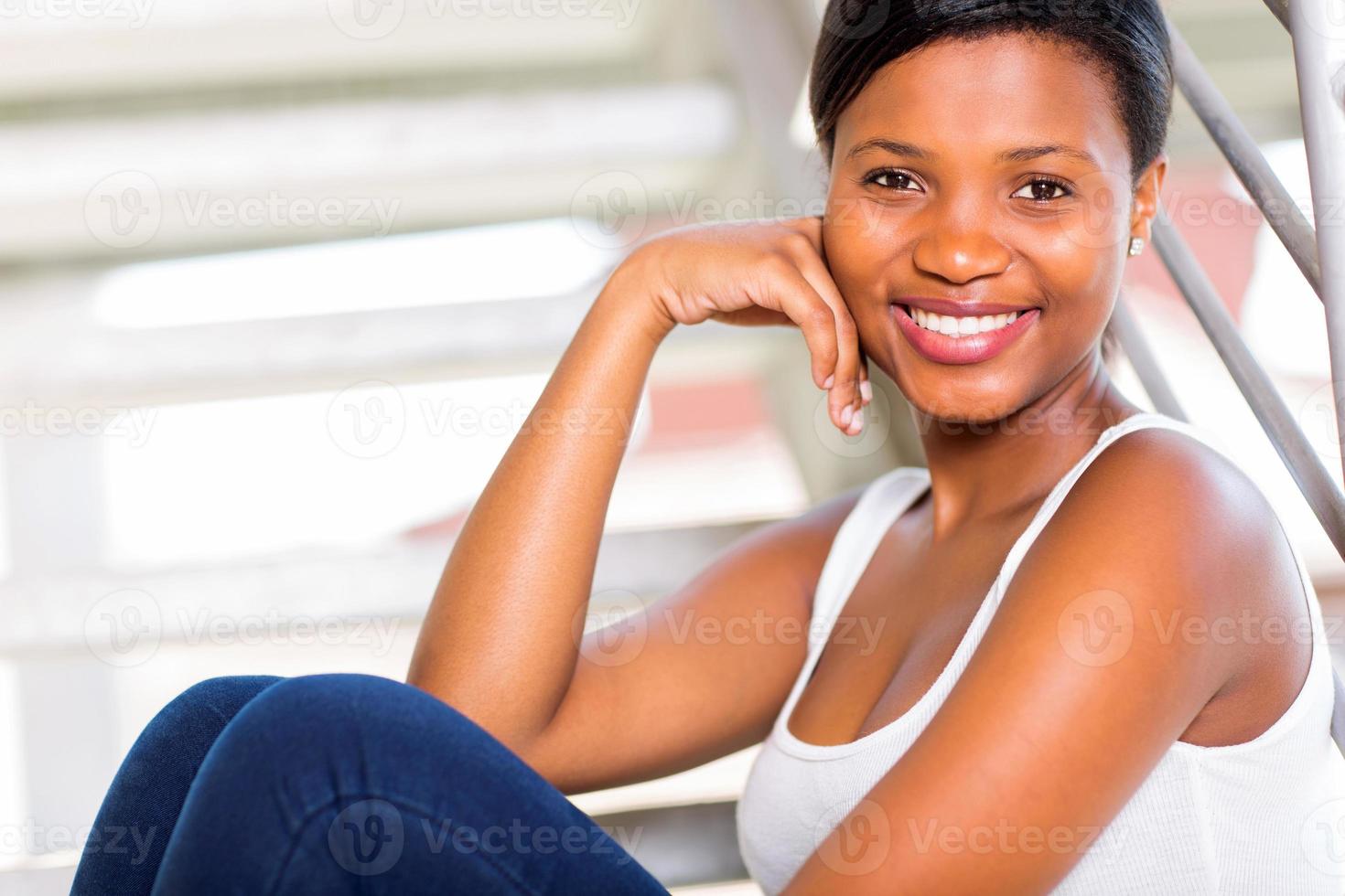 afroamerikansk flicka som sitter på trappan foto