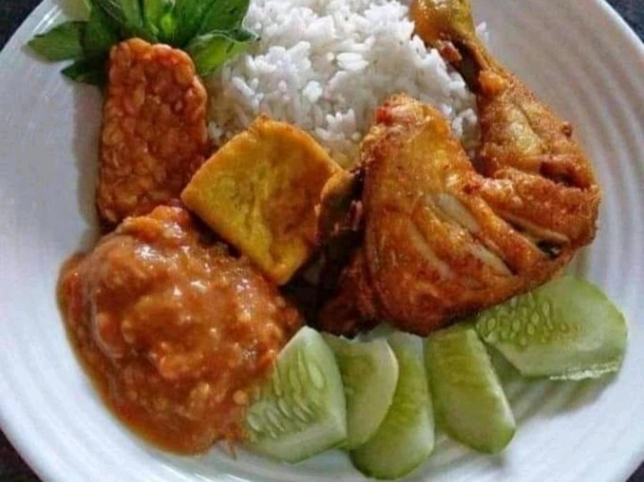 indonesien traditionell mat som kallas pecal ayam foto