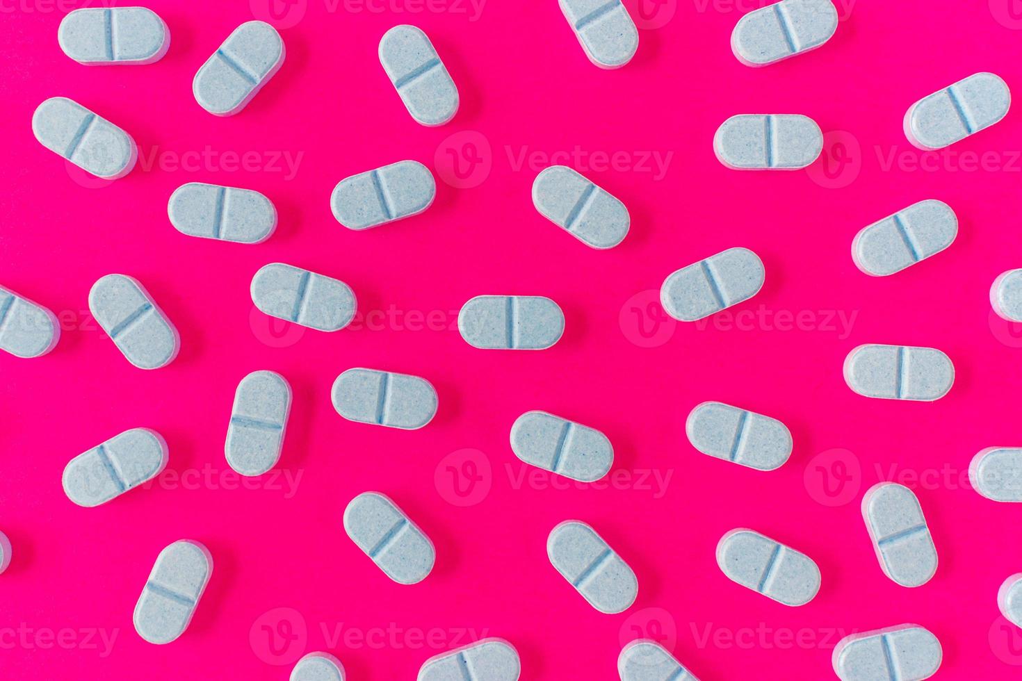 söker efter virusbota medicinska piller i mönster på levande bakgrund foto
