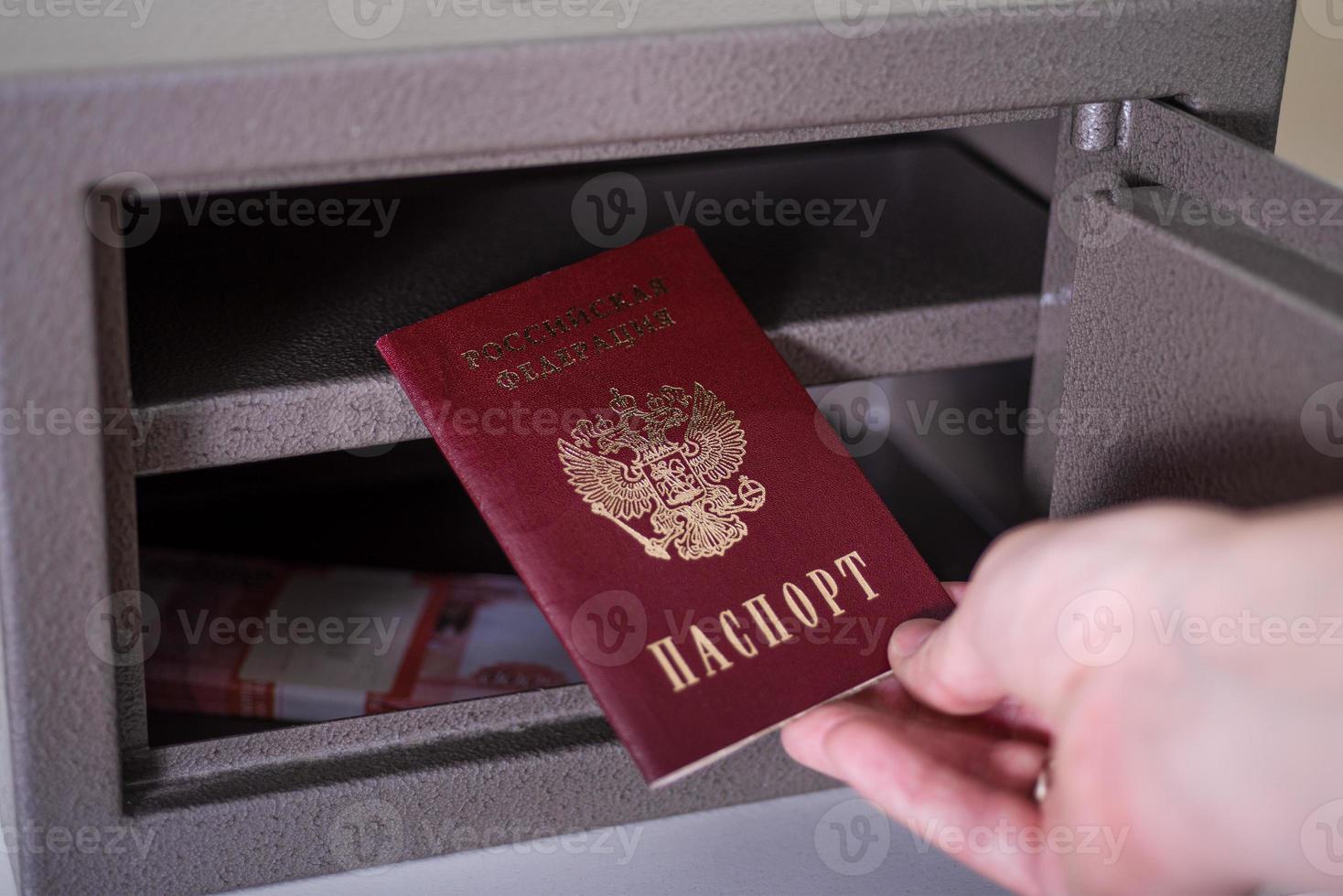 ryskt pass i kassaskåpet med rubel. foto
