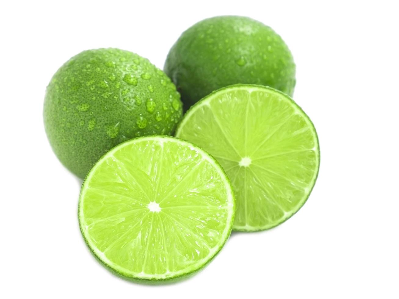 limefrukter med skivor isolerad på vit bakgrund foto