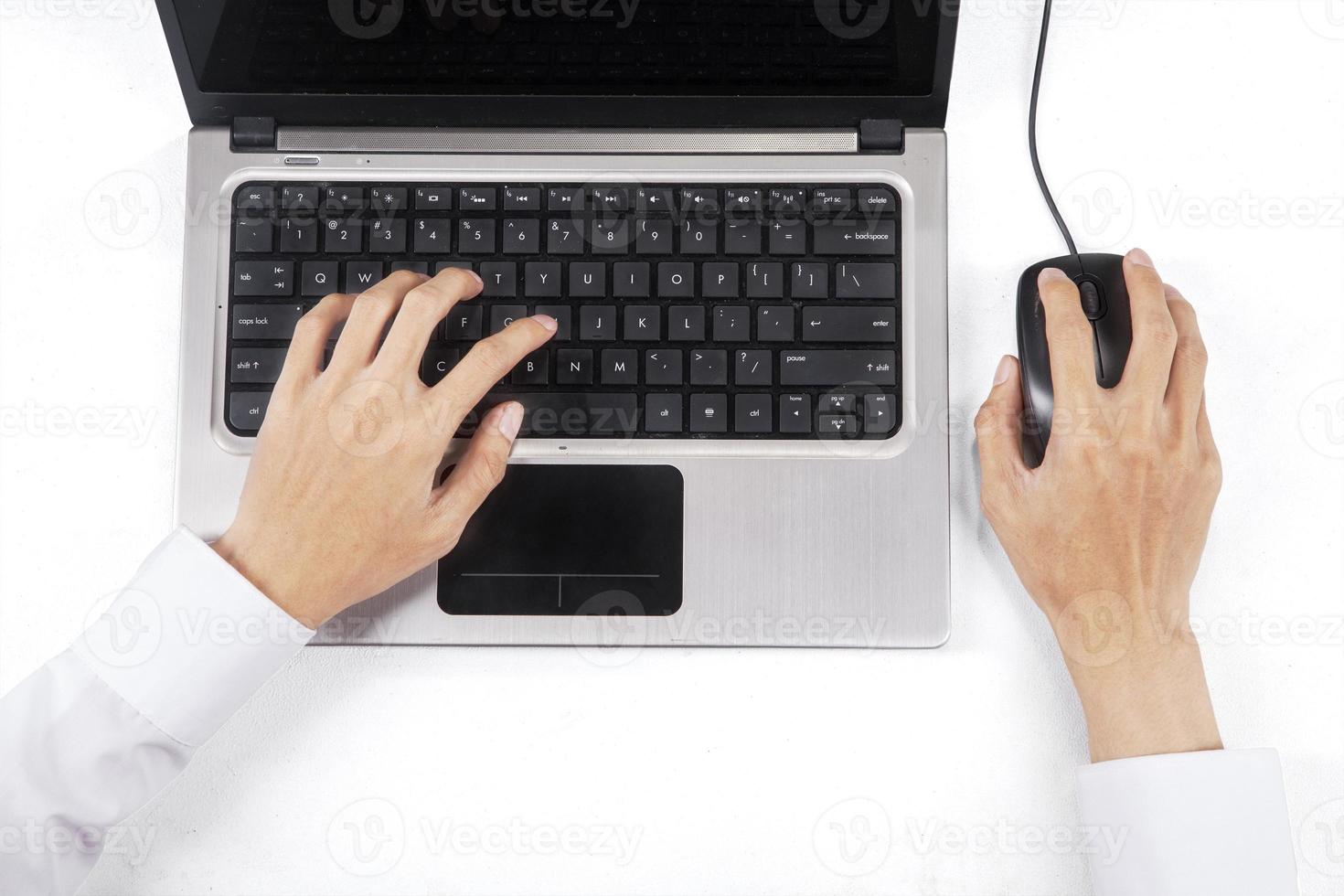 manlig hand på tangentbordet och musen foto