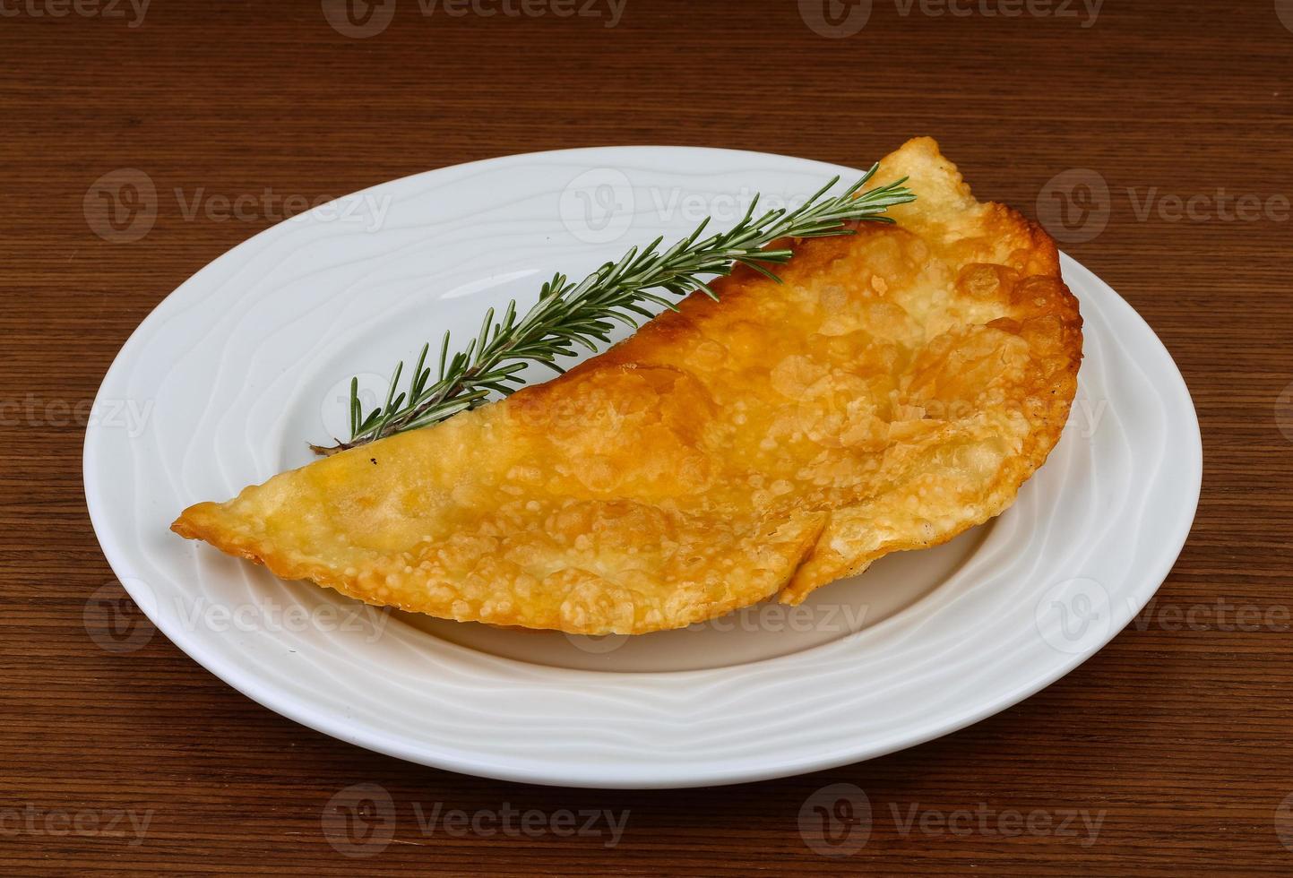 kött cheburek på tallriken och trä bakgrund foto