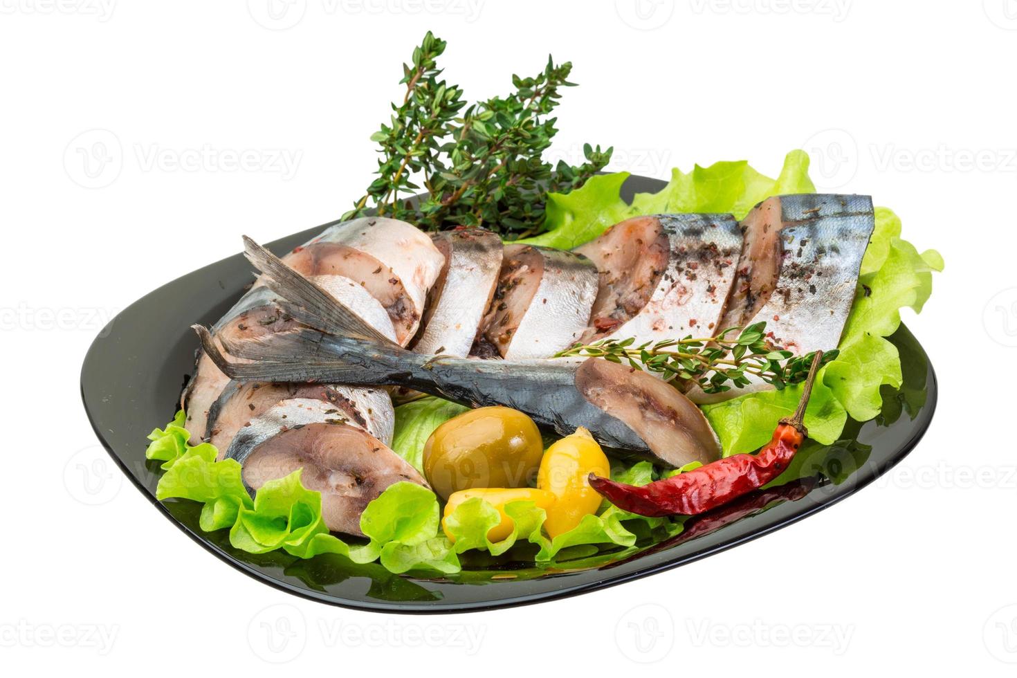 makrillfisk, skivad på en tallrik med sallad foto