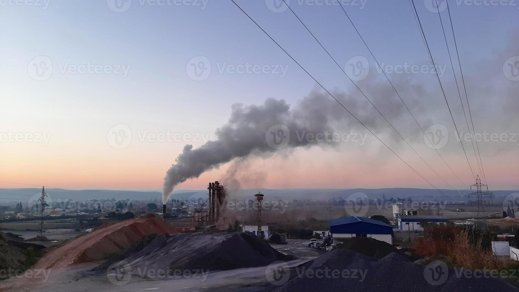 miljöföroreningskoncept, industri i full gång foto