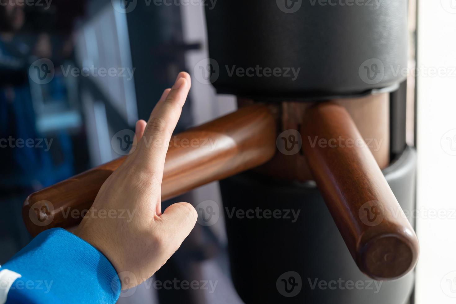 idrottaren visar tekniker wing-chun kung-fu trädocka. wing chun kung fu självförsvar. utbildning i självförsvarskonsten foto