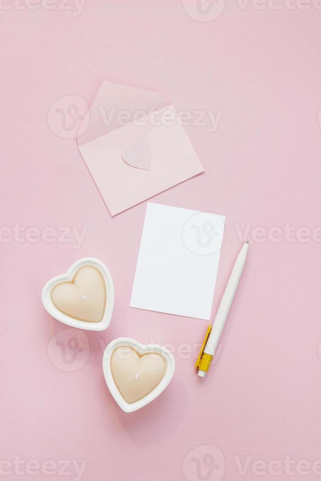 glad alla hjärtans dag sammansättning. tom gratulationskort mockup på rosa bakgrund foto