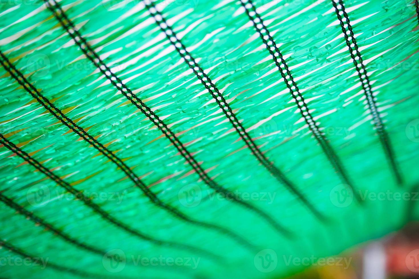 närbild grönt skuggnät skyddar solljus foto
