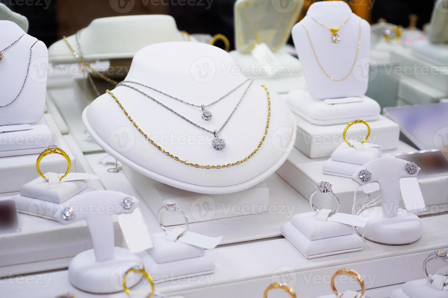 smycken diamant butik med ringar och halsband lyx butik fönster display foto