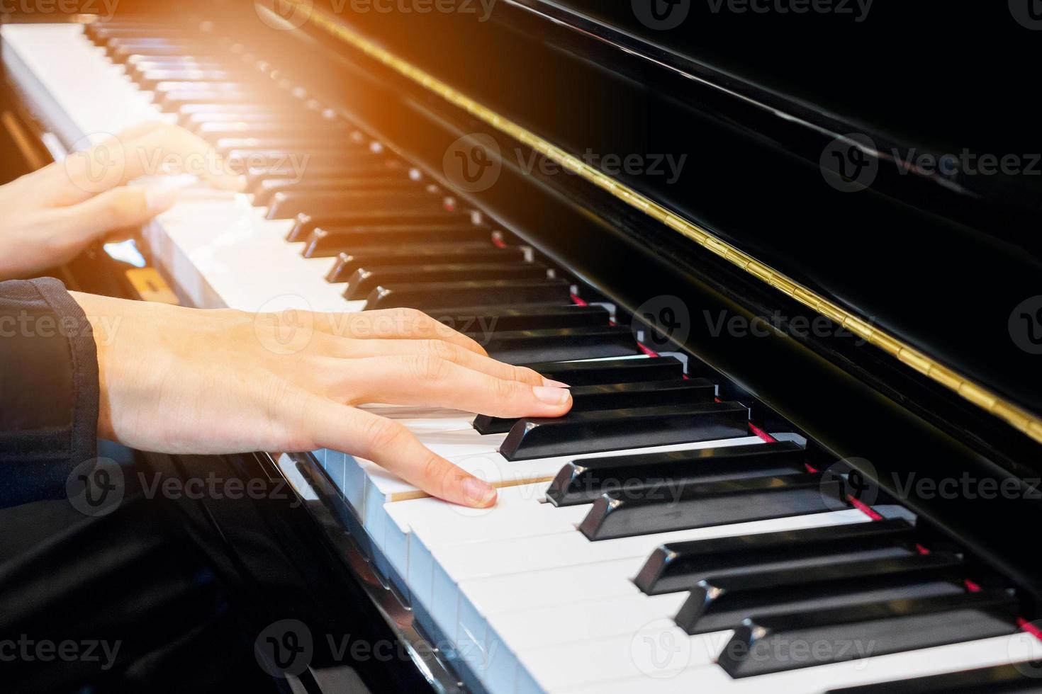 närbild musiker hand spelar piano foto