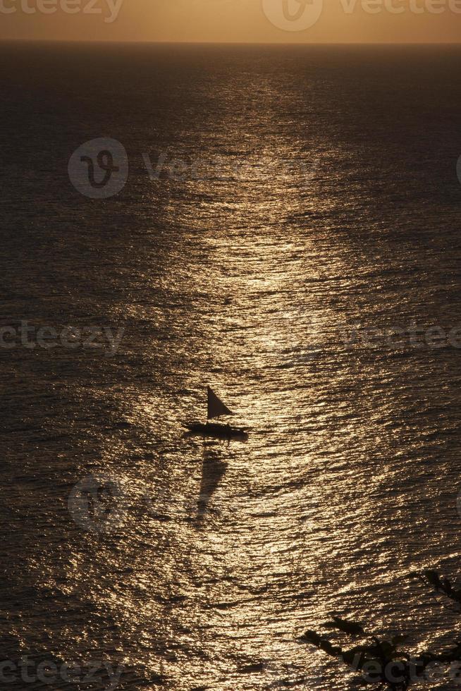 segelbåt vid solnedgången foto