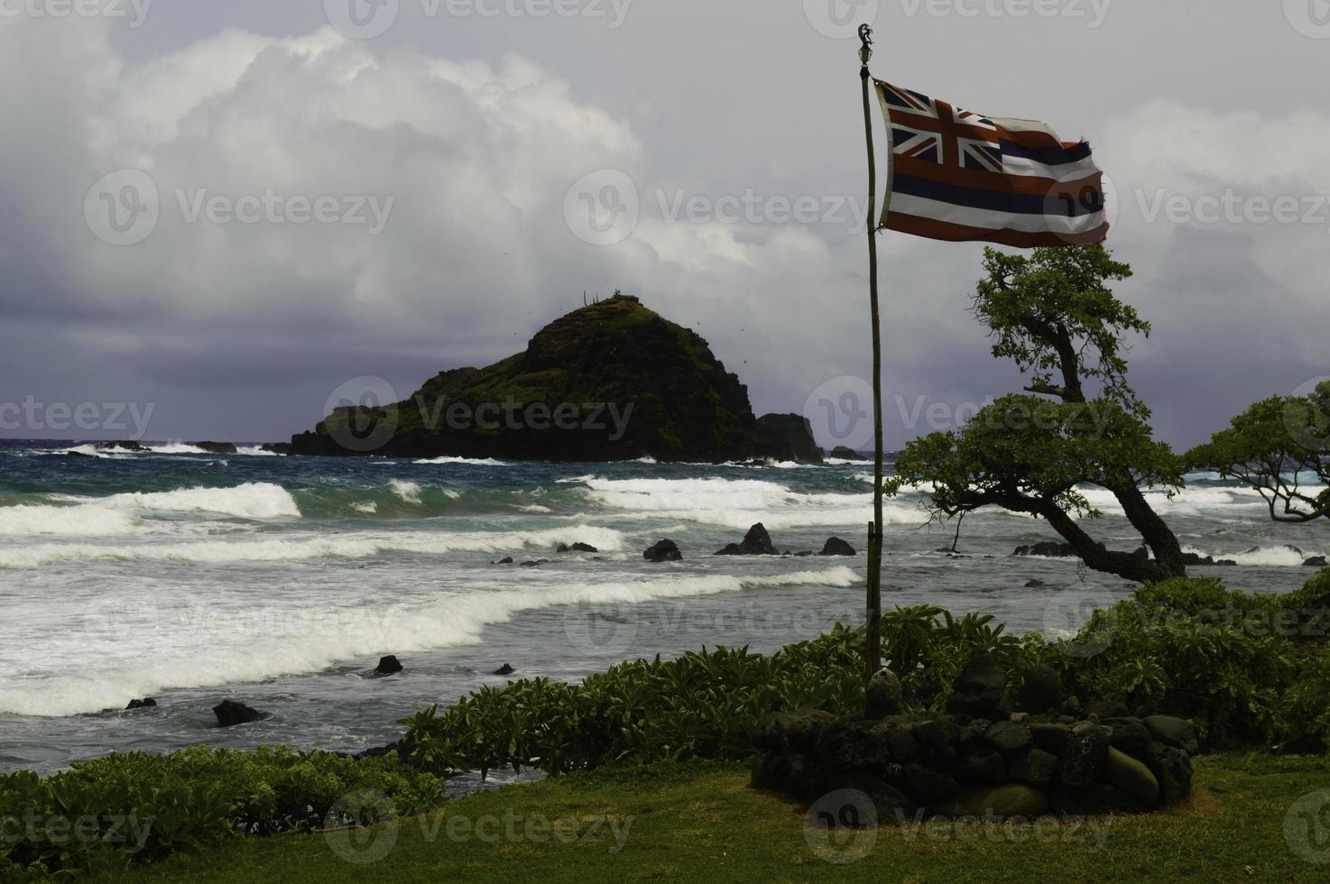 gammal hawaiiflagga på stormig dag foto