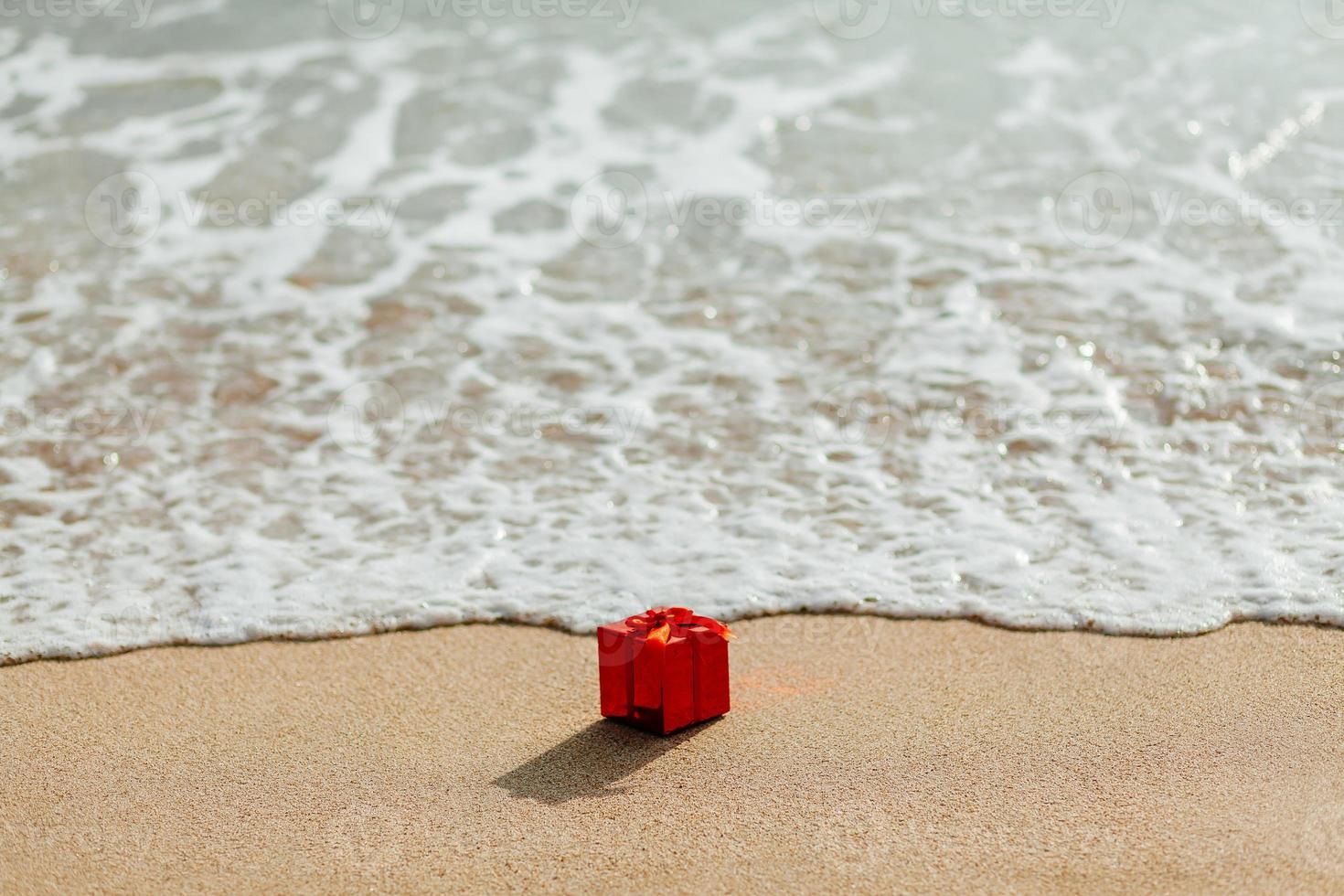 present röd låda på stranden foto