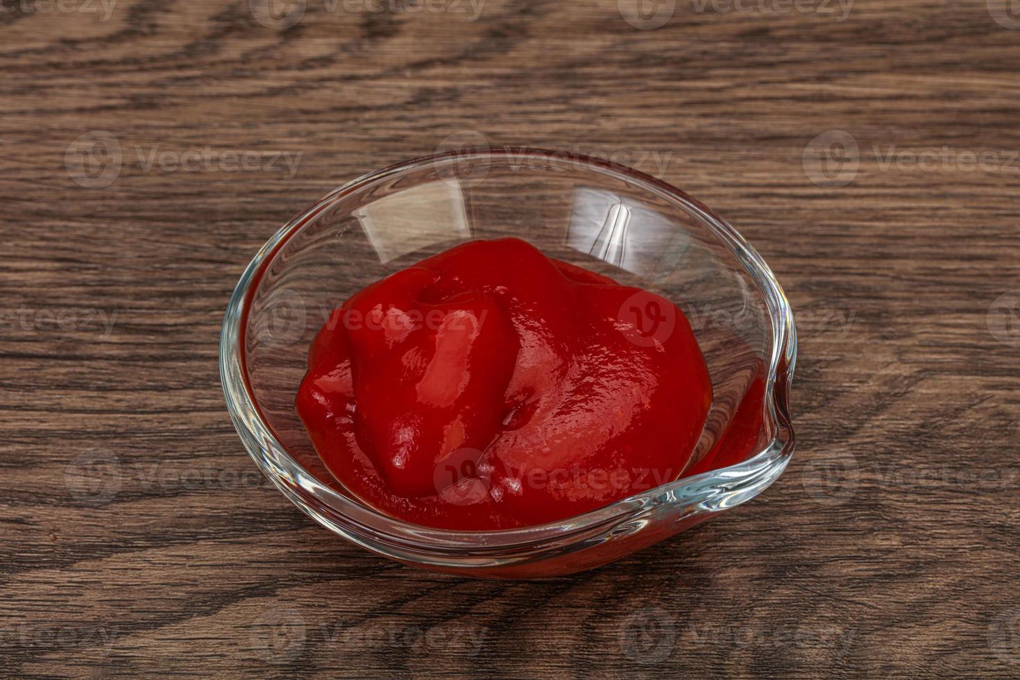 tomatketchup i skålen foto