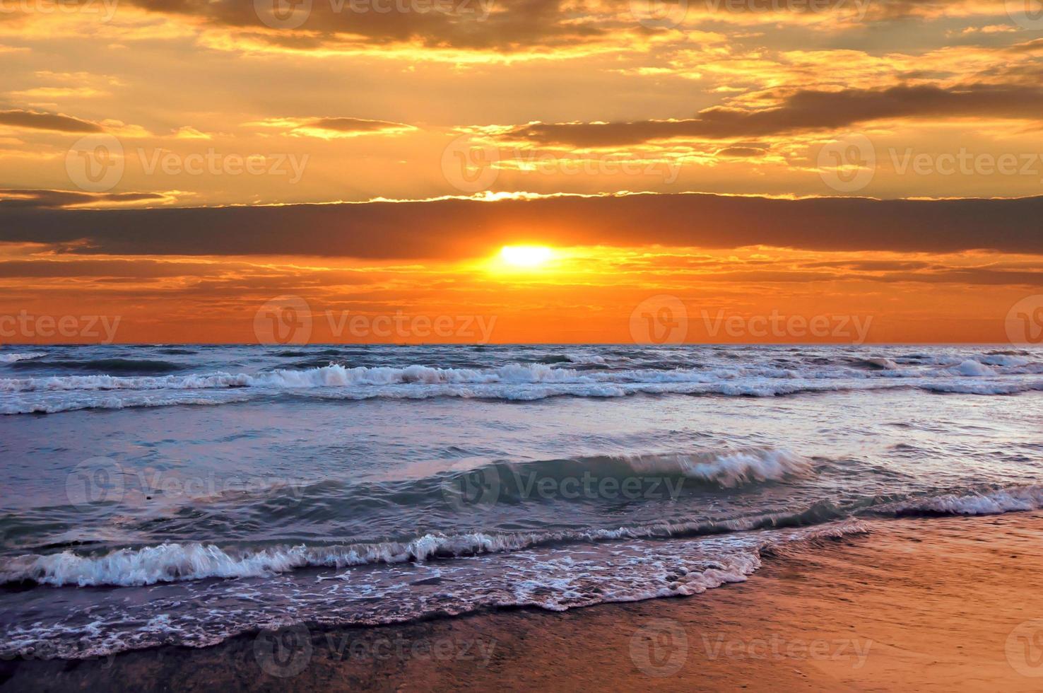 vacker solnedgång på stranden foto