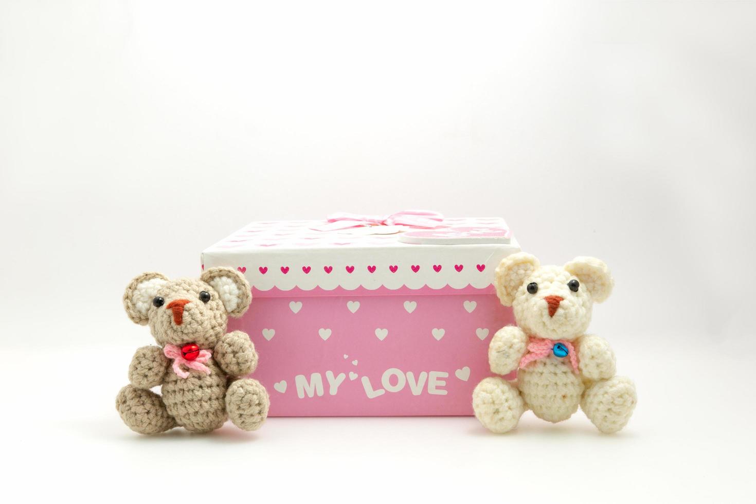 Alla hjärtans dag scen rosa hjärta mönster presentförpackning med en nallebjörn på en vit bakgrund foto