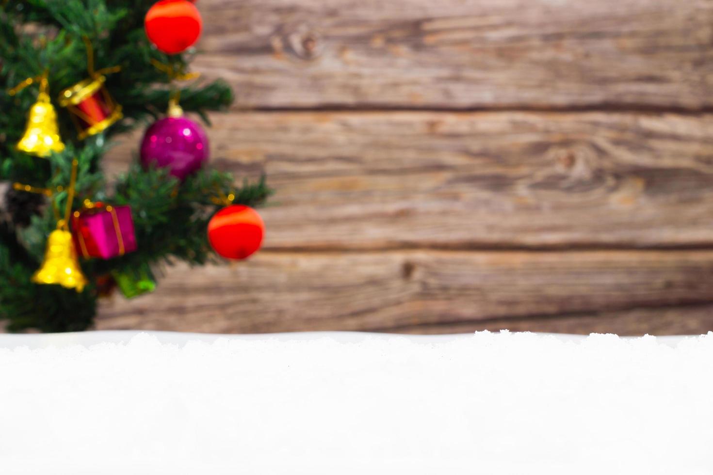 jul ram med oskärpa julgran och ornament och snö och trä bakgrund, kopieringsutrymme. foto
