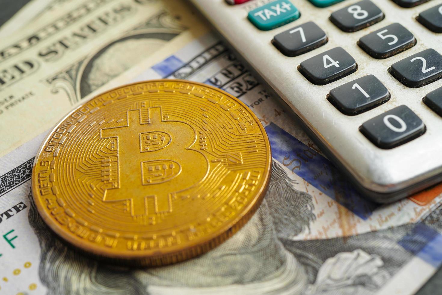 gyllene bitcoin på amerikanska dollarsedlar pengar för företag och kommersiella, digital valuta, virtuell kryptovaluta, blockchain-teknik. foto