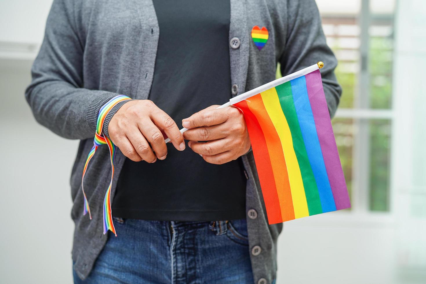 asiatisk kvinna med regnbågsflagga, hbt-symbolrättigheter och jämställdhet, hbt-pride-månad i juni. foto