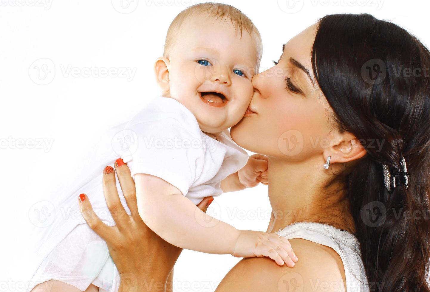 lycklig familj mamma kysser baby foto