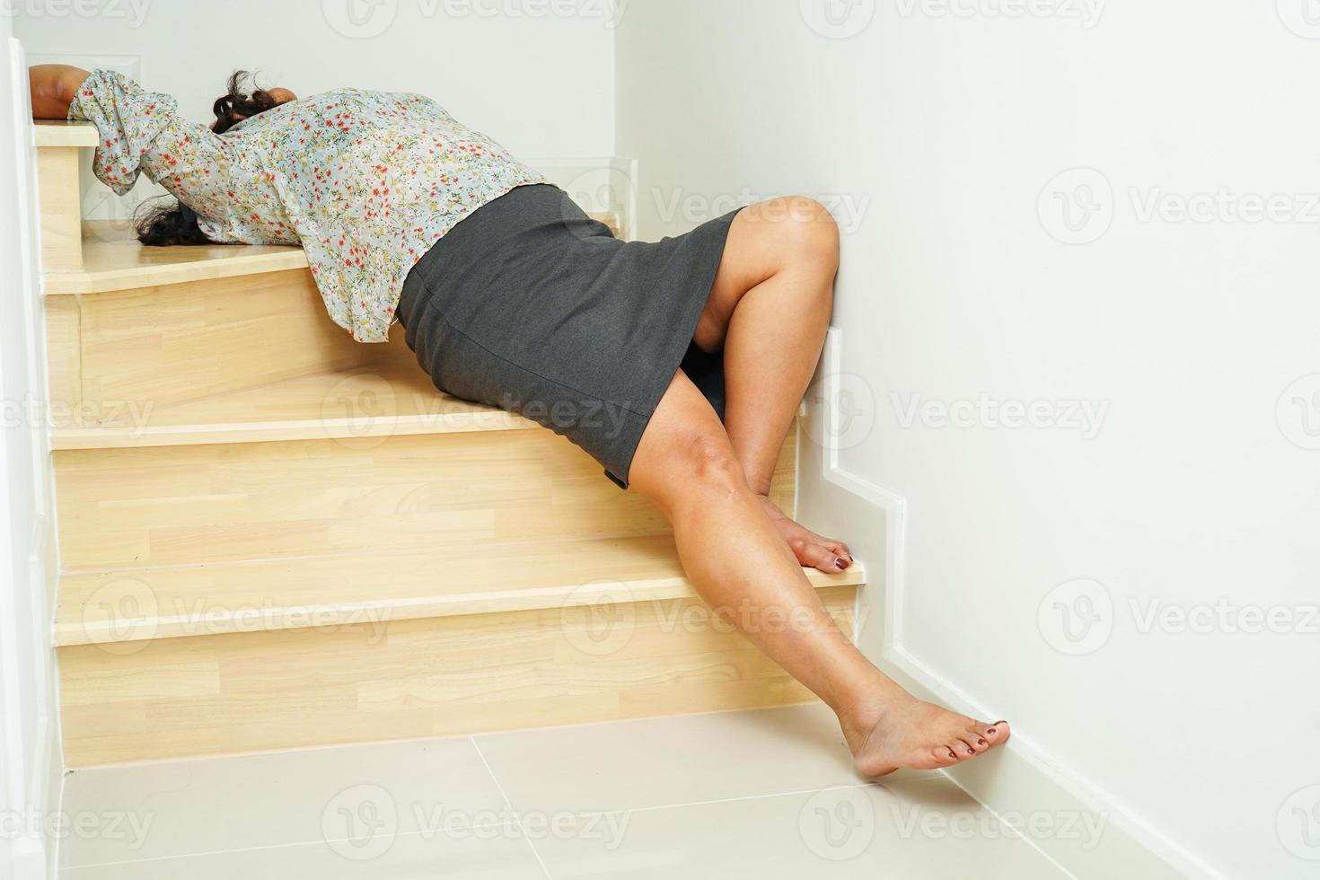 asiatisk dam kvinna skador från att falla ner på hala underlag trappor hemma. foto