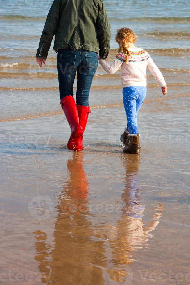 mor och dotter på stranden foto