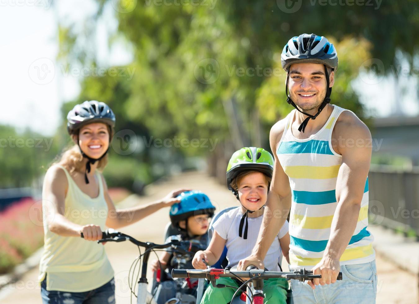 familj på fyra som reser med cyklar foto