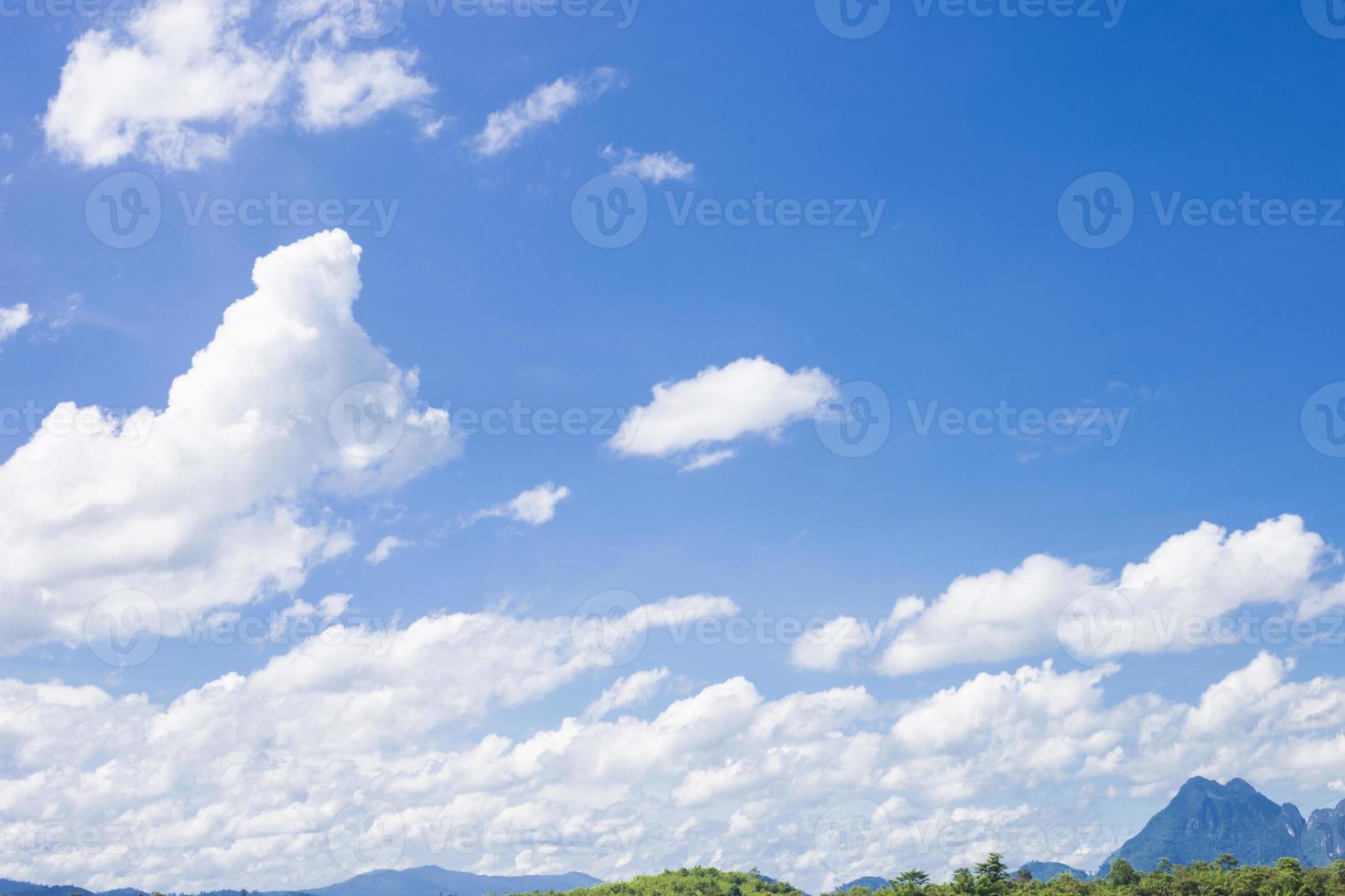 vita moln på blå himmel och har bergen i ett nerfoto, klar himmel på eftermiddagen, kopiera utrymmet till höger på bilden. foto