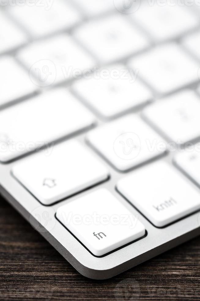 närbild av ett modernt vitt, grått datortangentbord foto