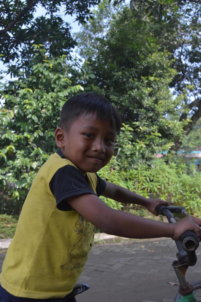 gresik, indonesien, 2022 - byns tillstånd på morgonen med ett porträtt av ett litet barn som leker foto