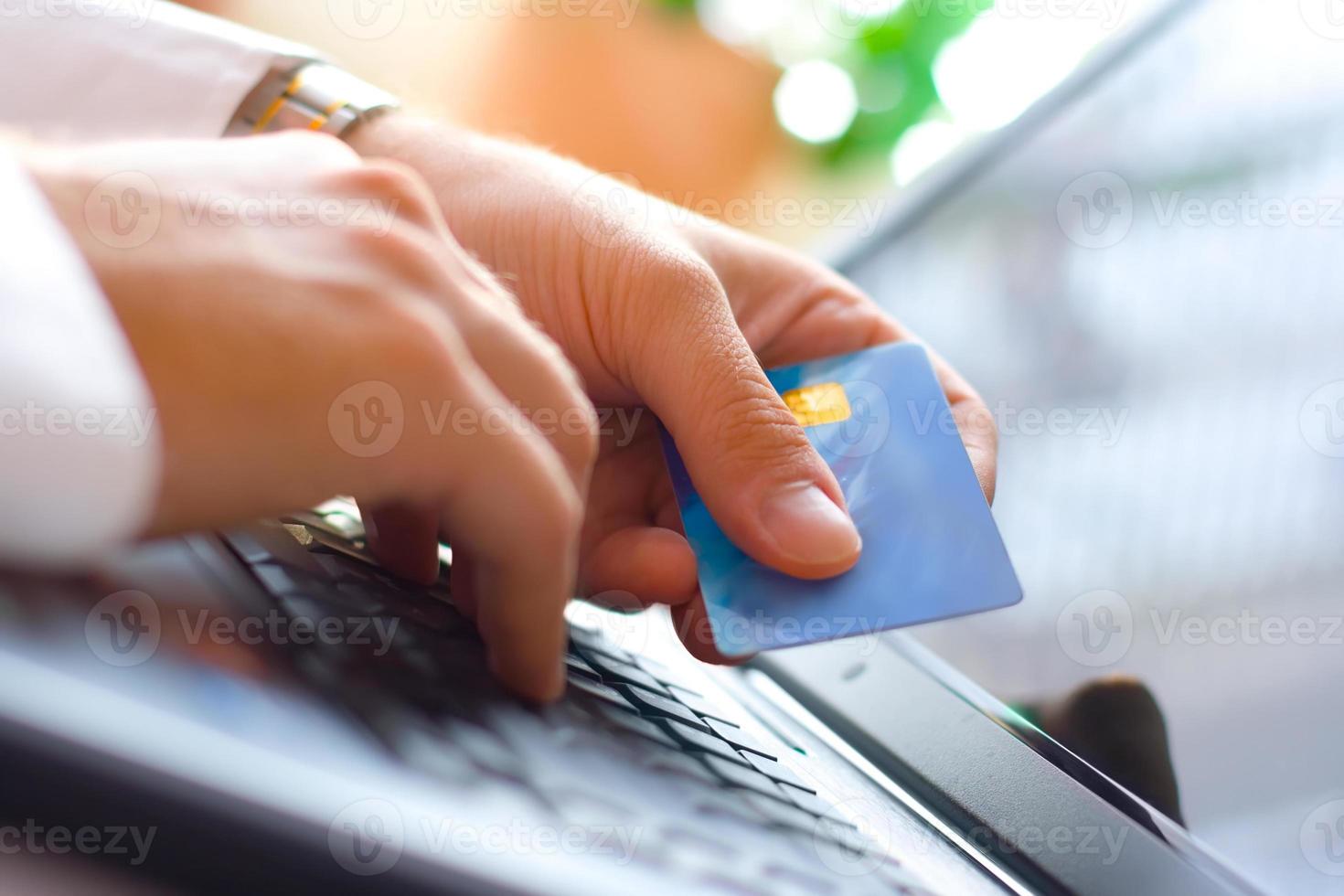 en person som använder en bärbar dator och online kreditkortsbetalning foto