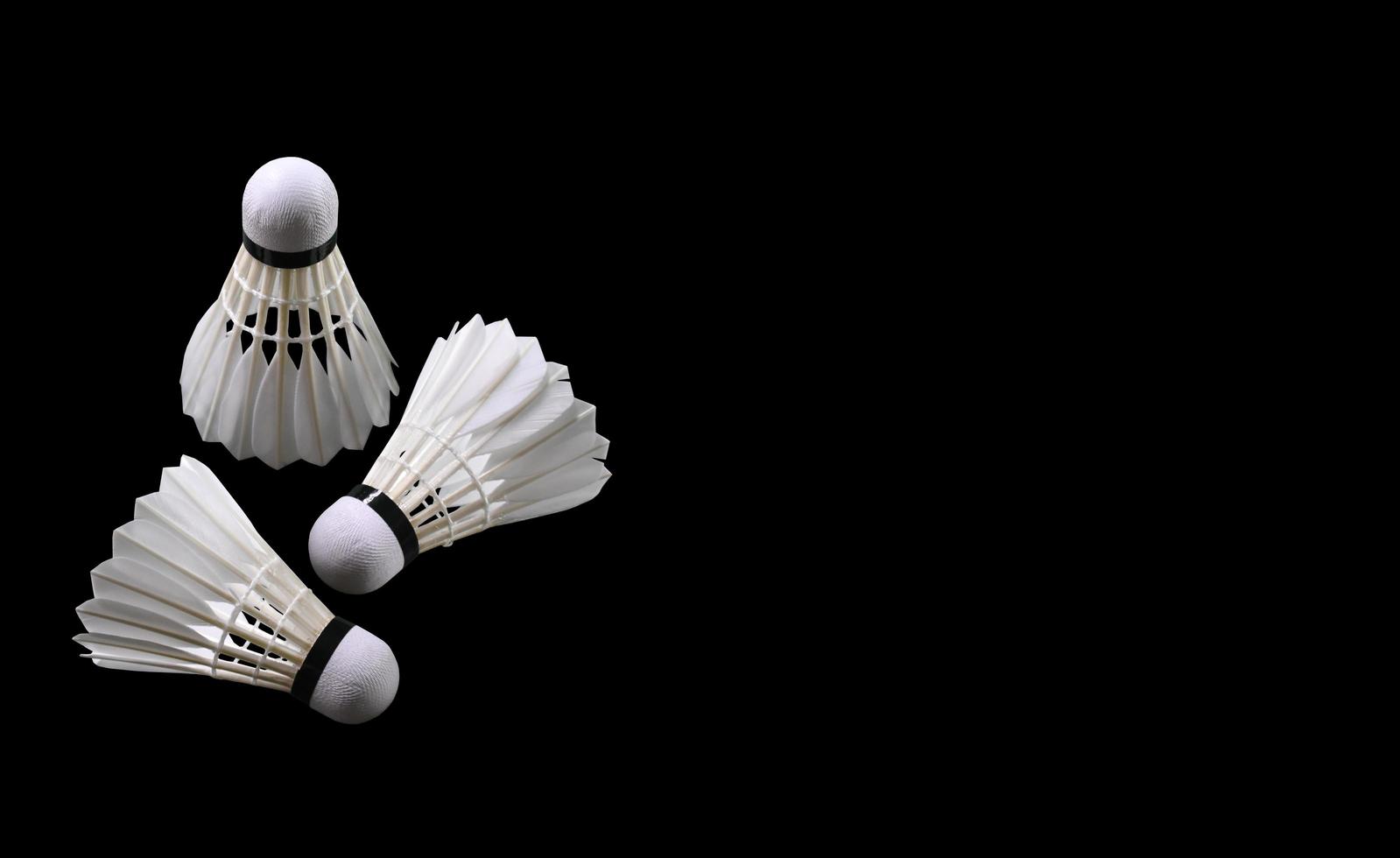isolerade badminton fjäder fjäderbollar med urklippsbanor. foto