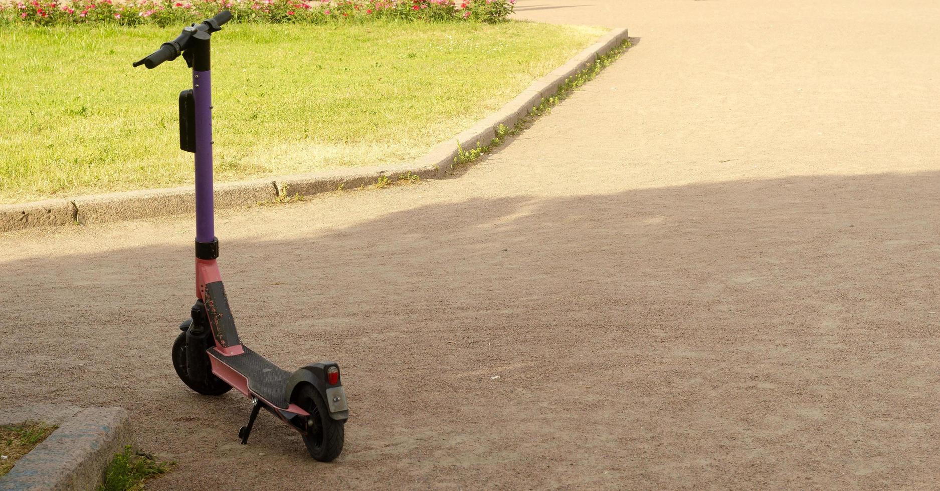 elektrisk skoter i parken foto