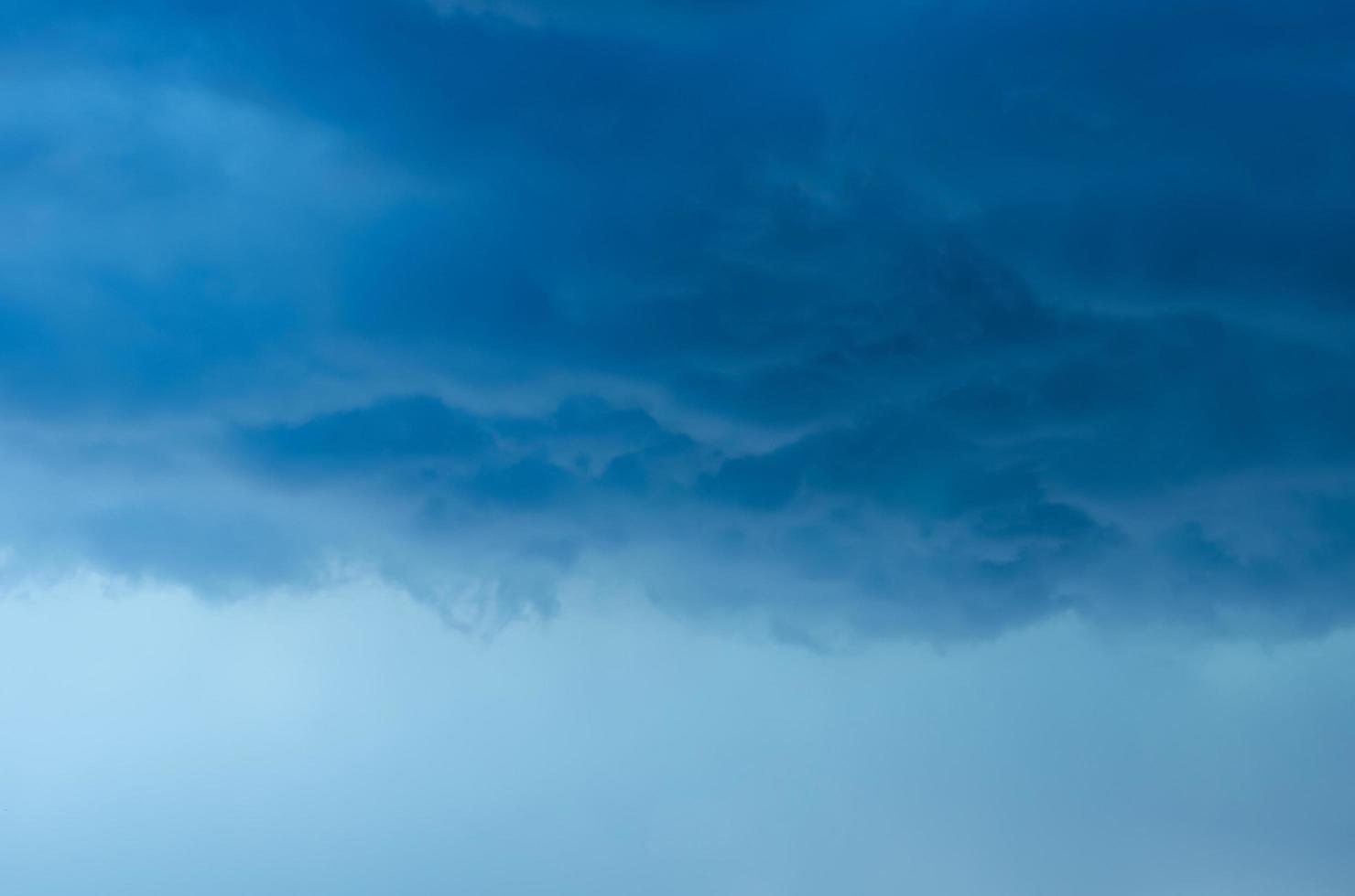 mörka moln och himmel när det har storm och regn under monsunsäsongen. foto