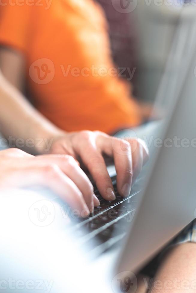 kvinnliga händer på tangentbordet, flickan arbetar på en bärbar dator och skriver foto