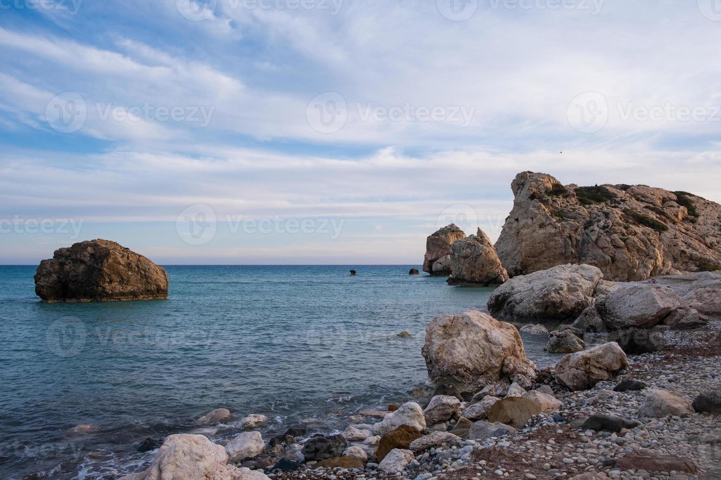 eftermiddagsvy över klipporna och stranden runt petra tou romiou afrodites födelseplats i Paphos, Cypern foto