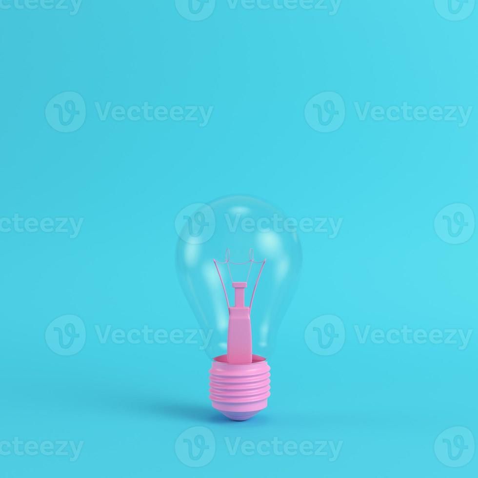 rosa glödlampa på klarblå bakgrund i pastellfärger. minimalism koncept foto