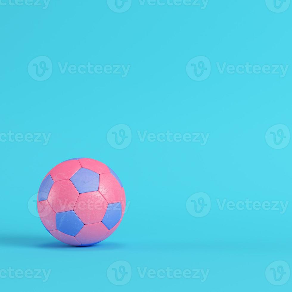rosa fotboll på klarblå bakgrund i pastellfärger foto