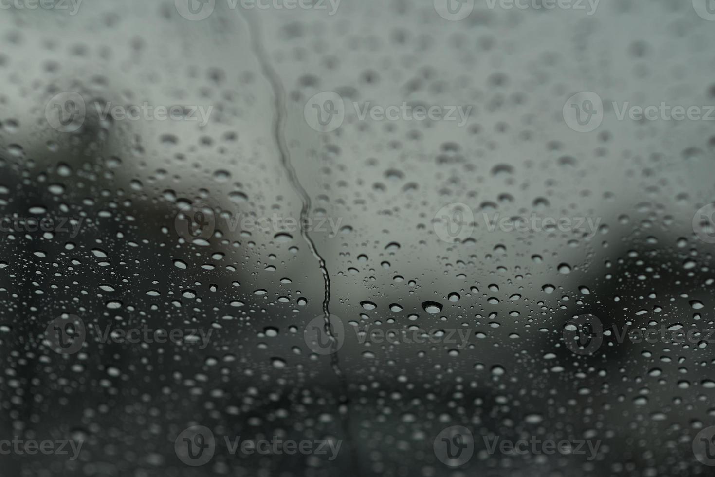 regnar under körning, utsikt inifrån foto