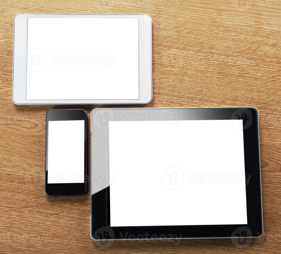 olika typer av digital surfplatta och smart telefon på skrivbordet foto
