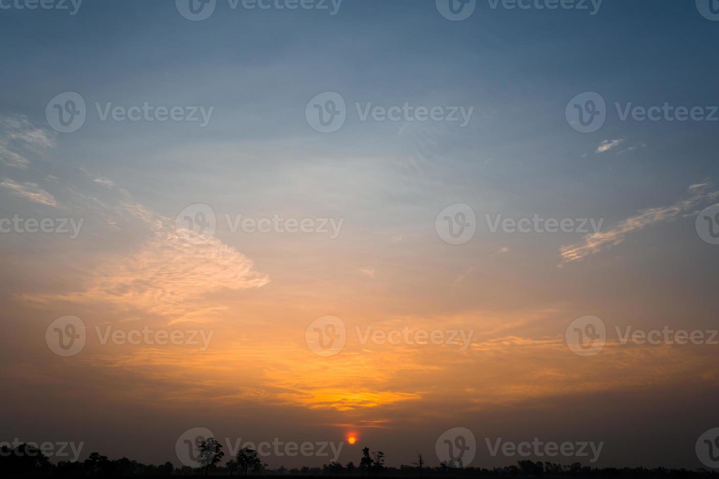 himmel med moln. soluppgång himmel bakgrund foto