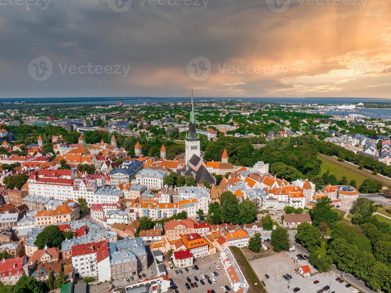 vacker panoramautsikt över Tallinn, Estlands huvudstad med en gammal stad mitt i staden. foto