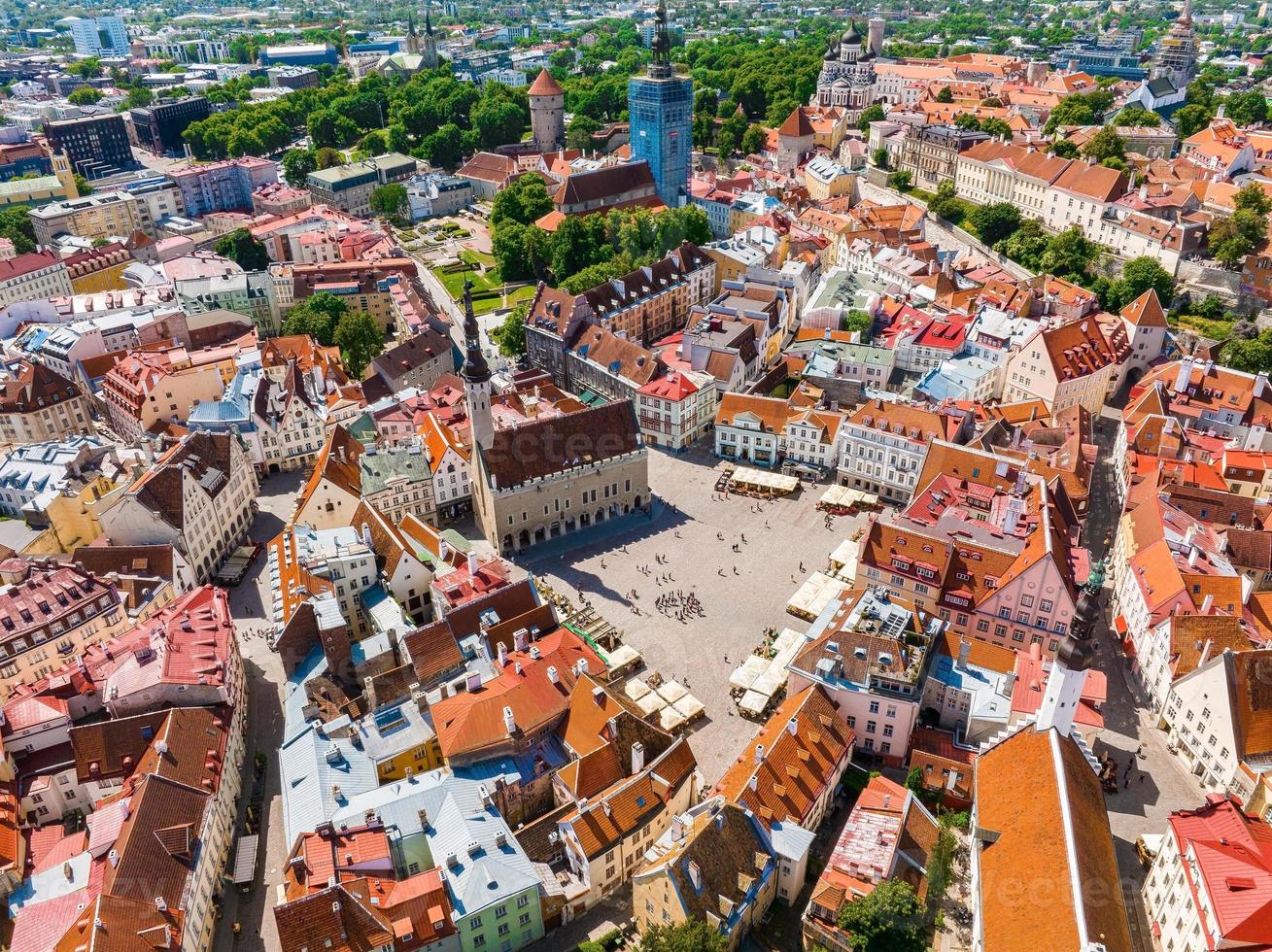 Flygfoto över den soliga dagen under sommartid i ett vackert medeltida stadshus foto