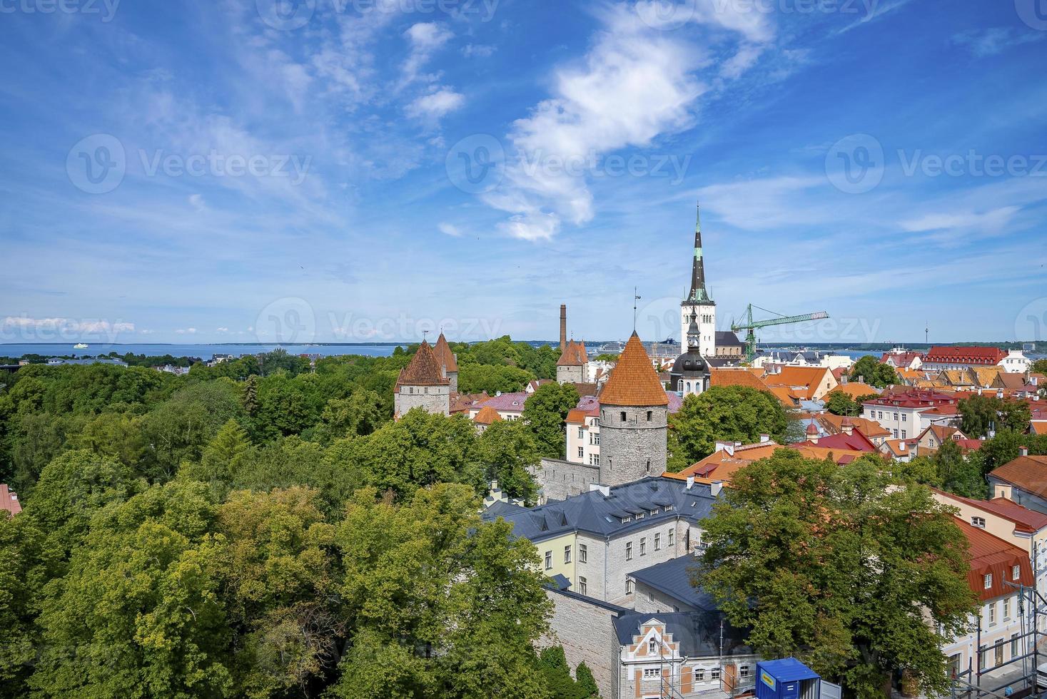 hög vinkel utsikt över gotisk kyrka mitt i gamla historiska stadsbilden mot blå himmel foto